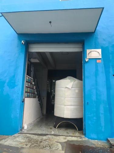 Material inlet and storage bay